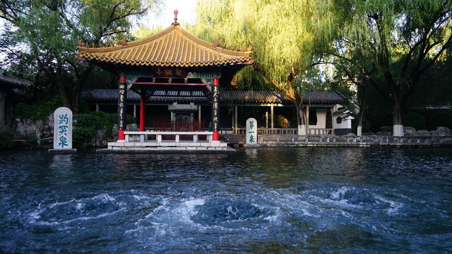 文艺风，- 济南市旅游景点，究竟哪里好玩且独具韵味？，- 探寻济南市旅游景点，何处好玩能留下难忘记忆？，活泼风，- 济南市旅游景点大揭秘，哪里好玩超有趣呀？，- 嘿！济南市旅游景点，到底哪里好玩值得一逛？，正式风，- 济南市众多旅游景点中，哪里好玩更具游览价值？，- 关于济南市旅游景点，哪里好玩值得游客前往？