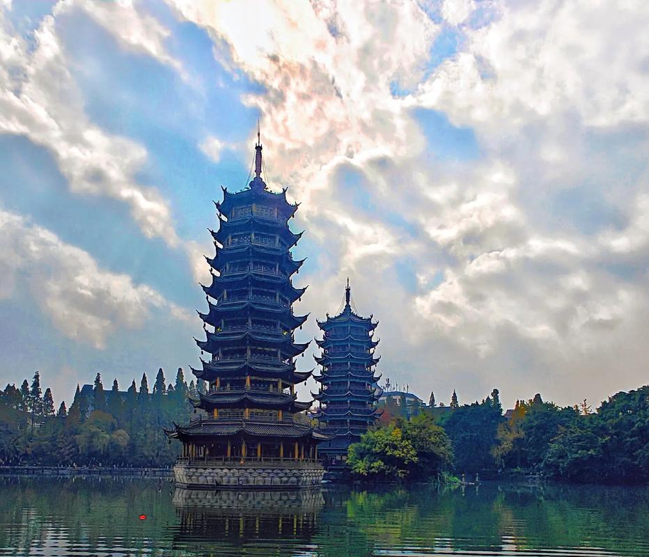 广西三日游，哪些旅游景点最值得推荐呢？，既包含了文章的核心内容广西三日游旅游景点推荐，又以问句的形式吸引读者的注意力，激发他们的好奇心，想知道具体有哪些值得推荐的旅游景点。