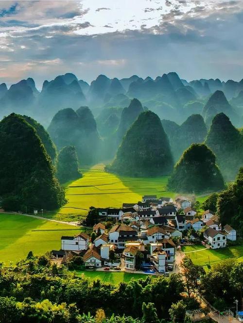 一、关于小众旅游目的地，小众旅游地究竟有何独特魅力？，哪些小众旅游地值得一去再去？，小众旅游地为何能吸引特定人群？，二、小众旅游体验相关，小众旅游能否带来别样的感受？，小众旅游体验与传统旅游差在哪？，小众旅游怎样让人收获惊喜？，三、小众旅游发展方面，小众旅游未来发展前景如何？，小众旅游该如何提升自身吸引力？，小众旅游在市场中怎样立足？