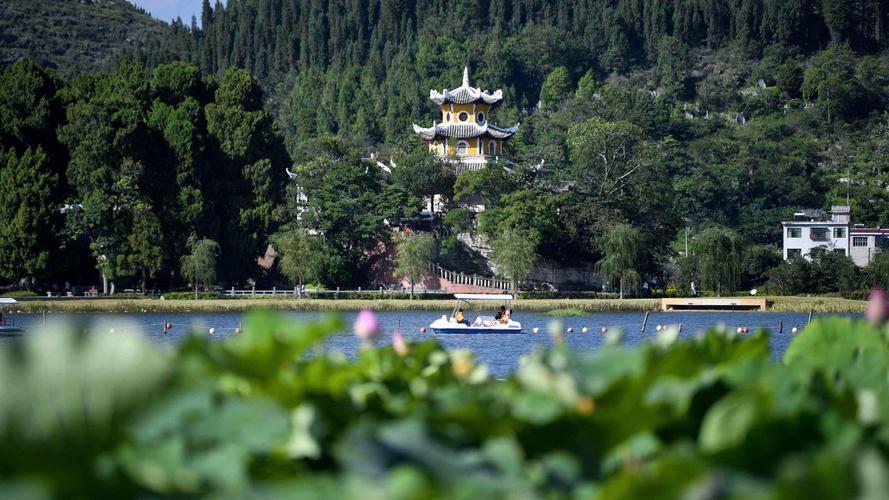 文艺风，- 安龙旅游景点众多，究竟哪里好玩引人沉醉？，- 探寻安龙旅游景点，何处好玩值得一游？，活泼风，- 安龙旅游景点超多，哪里好玩等你来发现呢？，- 嘿！安龙旅游景点里，哪里好玩超有趣呀？，正式风，- 安龙旅游景点丰富，哪里好玩值得深度体验？，- 聚焦安龙旅游景点，哪里好玩颇具特色魅力？