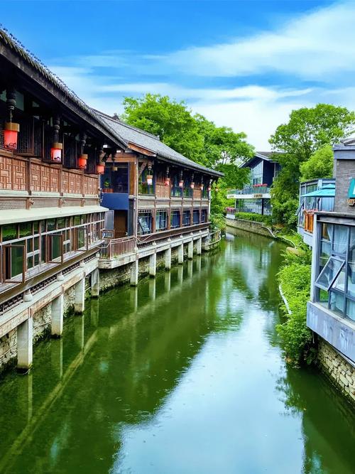 文艺风，- 本地旅游，何处藏着不为人知的诗意景致？，- 本地旅游，哪片角落留存着岁月的静谧之美？，- 本地旅游，何种风情能触动心底的柔软情愫？，好奇探索风，- 本地旅游，有哪些小众秘境等待被发现？，- 本地旅游，啥样的新奇体验让人难以忘怀？，- 本地旅游，哪种独特文化值得深入探寻？，实用信息风，- 本地旅游，哪些景点适合亲子同游共欢乐？，- 本地旅游，哪家特色美食不容错过尝一尝？，- 本地旅游，哪个季节出行能邂逅最美风光？