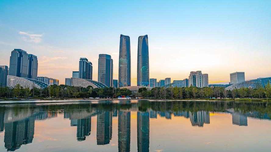 风格一，好奇探秘型，- 成都凭何成为中国最佳旅游城市呢？，- 成都，究竟怎样成为中国最佳旅游城市的？，- 成都缘何能获中国最佳旅游城市之誉？，风格二，引发思考型，- 成都作为中国最佳旅游城市，魅力何在？，- 成都成中国最佳旅游城市，优势在哪儿？，- 成都为何能成为中国最佳旅游城市之一？