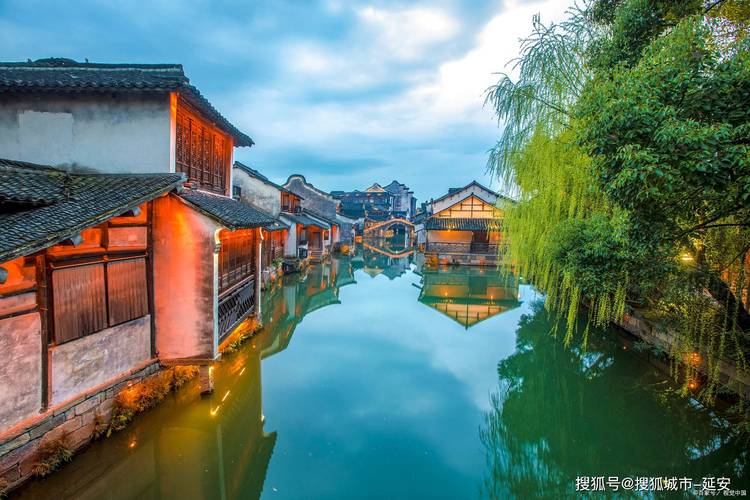 如果是关于旅游目的地选择，- 哪座海滨城市最值得旅游？，- 哪个古镇是最佳旅游去处？，- 何处山林是理想的旅游地？，如果是关于旅游体验方面，- 哪种特色美食让旅途难忘？，- 怎样的住宿能让旅行更惬意？，- 何种交通方式使旅游更便利？，如果是关于旅游攻略相关，- 怎样规划行程能畅享旅游？，- 如何安排预算可玩转旅游？，- 怎样选伴同行能让旅游有趣？