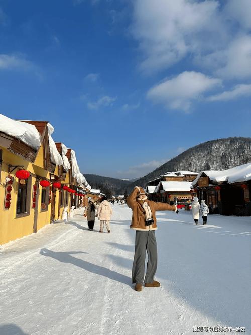 文艺风，- 雪乡三日游，究竟有哪些不容错过的旅游景点值得推荐？，- 探寻雪乡三日游，哪些景点是必去的诗意之选？，活泼风，- 嘿！雪乡三日游，好玩的旅游景点都有啥呀？，- 哇塞！雪乡三日游，超有趣的旅游景点快给我推荐推荐呗？，正式风，- 雪乡三日游，有哪些值得推荐的旅游景点？，- 关于雪乡三日游，哪些旅游景点值得重点推荐？