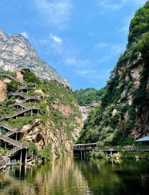 文艺风，- 探寻周边，旅游景点就近何处藏着别样趣味？，- 旅游景点之近处，哪里好玩待君寻？，活泼风，- 嘿！旅游景点就近哪里超好玩呀？，- 哇塞！旅游景点附近哪里好玩呢？，正式风，- 旅游景点就近区域，何处值得一游？，- 关于旅游景点就近游玩地，哪里较为合适？