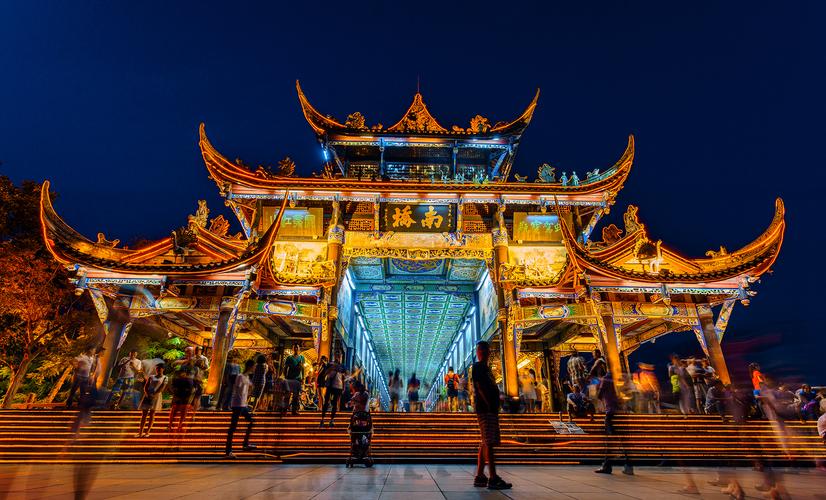文艺风，- 都江堰凭何魅力，得以荣膺最佳旅游城市桂冠？，- 都江堰究竟有何独特，能成为最佳旅游城市呢？，直白风，- 都江堰靠什么优势，成为最佳旅游城市之一？，- 都江堰以何特质，跻身最佳旅游城市行列？